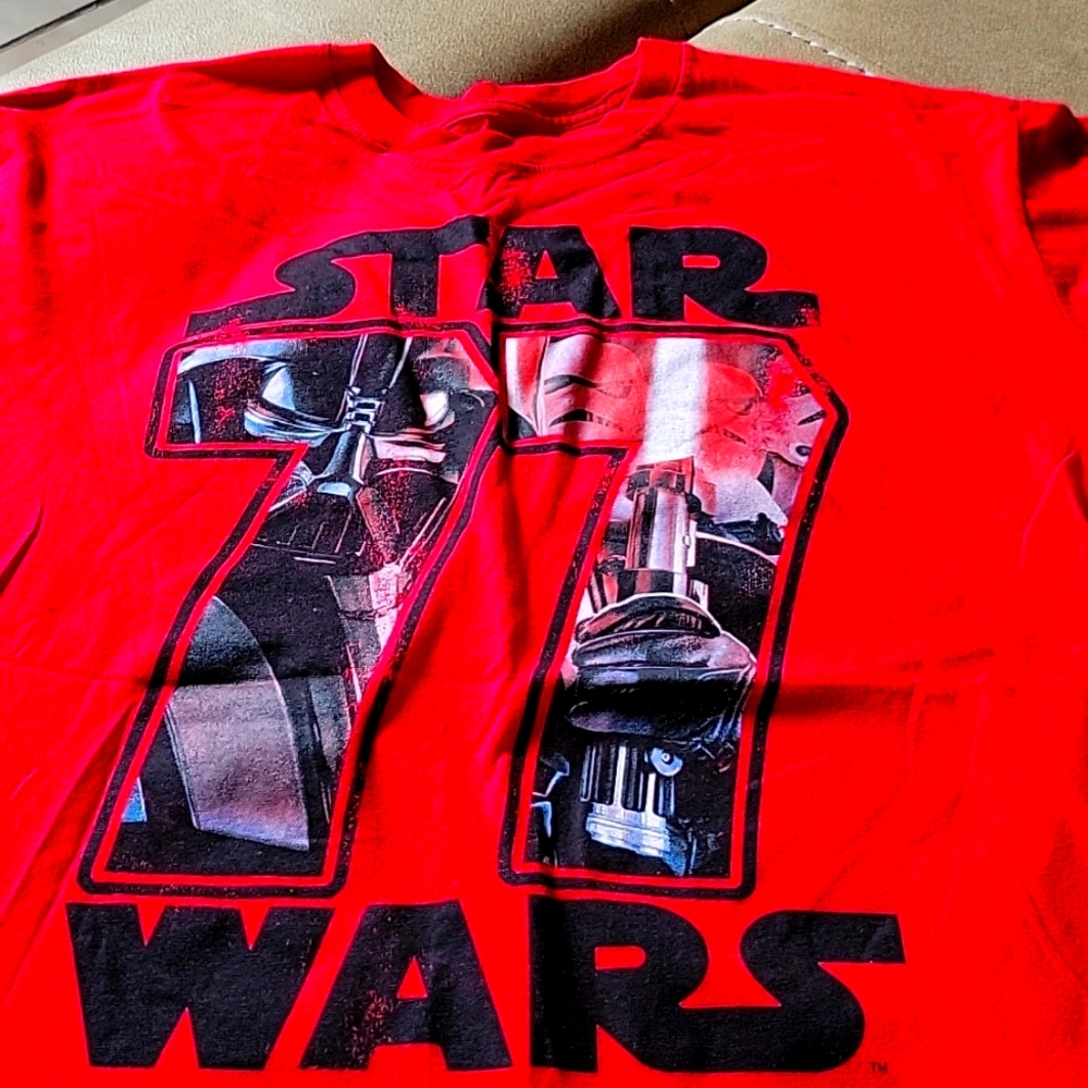 I'm selling this amazing Starwars t shirt.